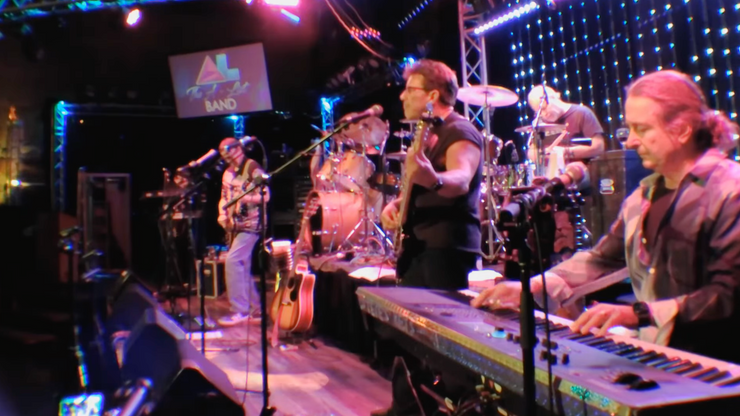 Mo Porter plays Bloody Well right (Supertramp cover) live at The Cove: